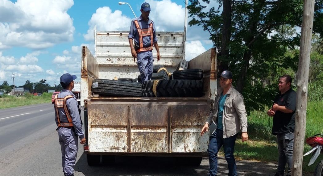 Camión de una municipalidad transportaba cubiertas de contrabando, quedó detenido el chofer