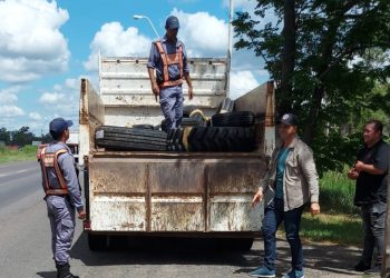 Camión de una municipalidad transportaba cubiertas de contrabando, quedó detenido el chofer