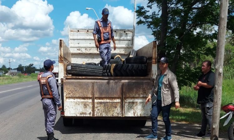 Camión de una municipalidad transportaba cubiertas de contrabando, quedó detenido el chofer