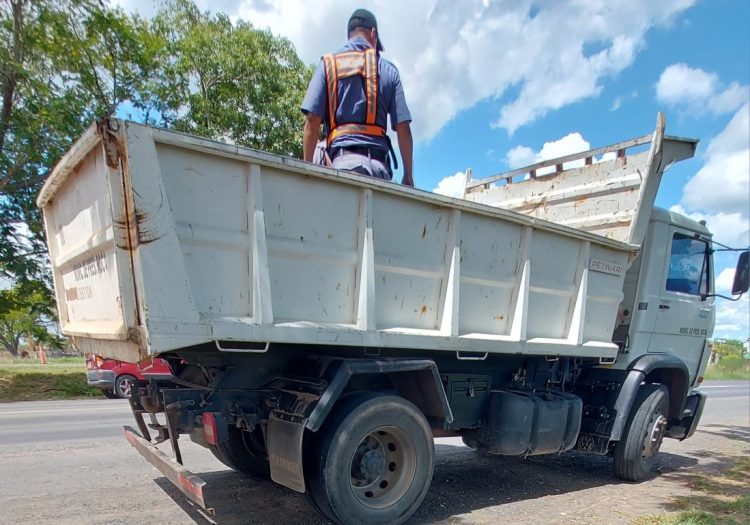 Camión de una municipalidad transportaba cubiertas de contrabando, quedó detenido el chofer