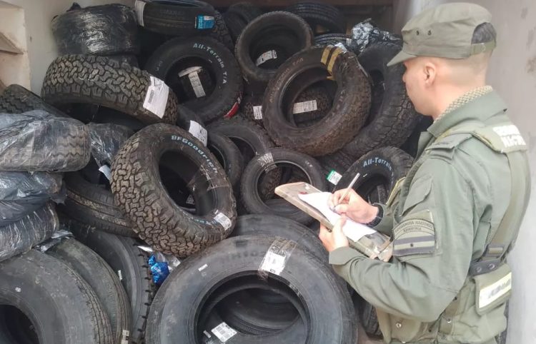 Camión de una municipalidad transportaba cubiertas de contrabando, quedó detenido el chofer