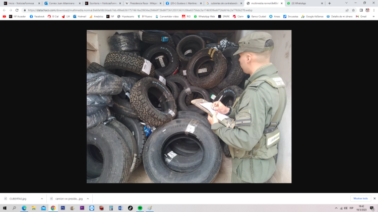 Camión de una municipalidad transportaba cubiertas de contrabando, quedó detenido el chofer