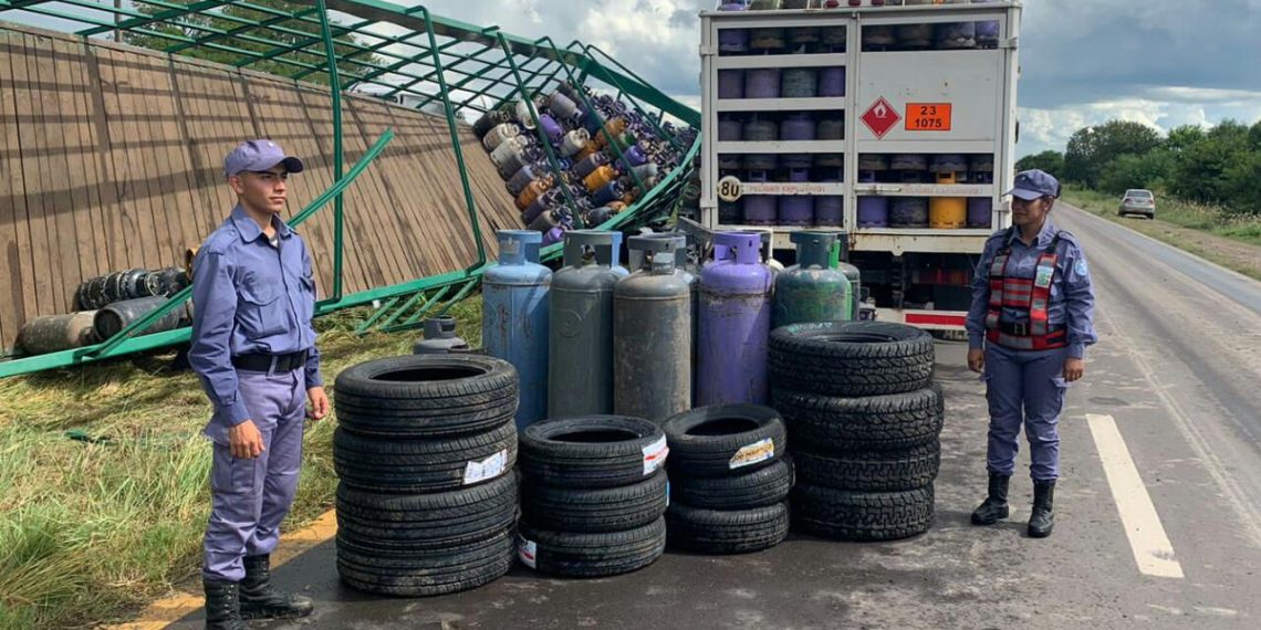 Transportaba gas, volcó y encontraron cubiertas ingresadas de contrabando