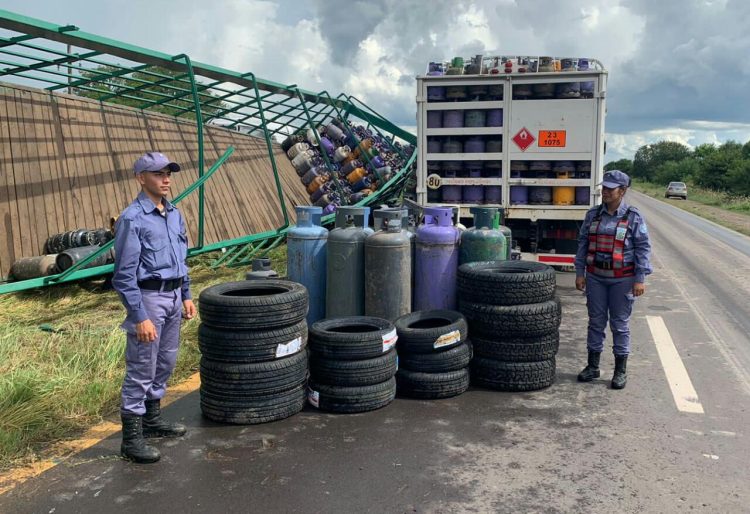 Transportaba gas, volcó y encontraron cubiertas ingresadas de contrabando