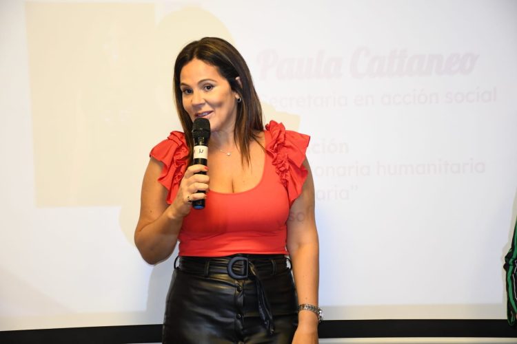 Paula Cattáneo recibió el premio “Mujer Destacada” a nivel nacional