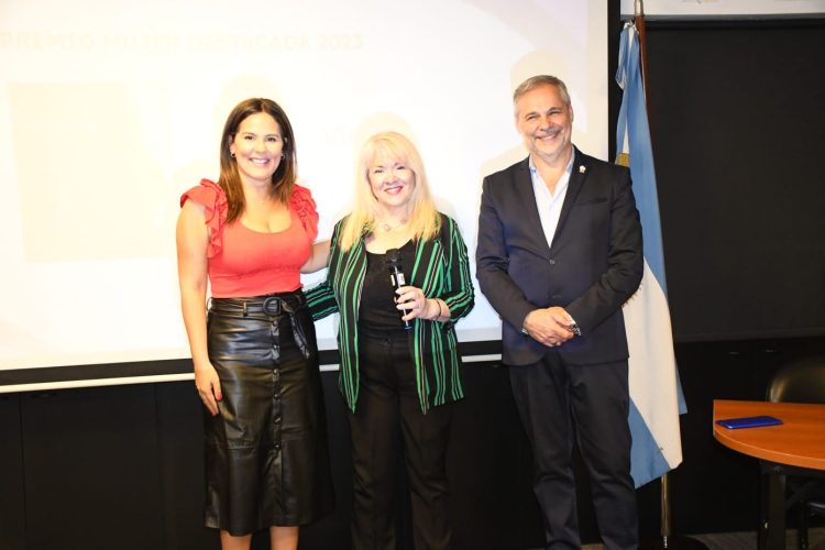 Paula Cattáneo recibió el premio “Mujer Destacada” a nivel nacional