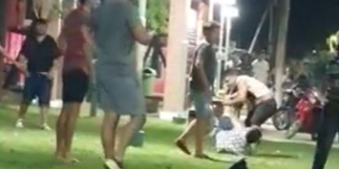 Por brutal pelea entre jóvenes hay un detenido y un internado (videos)
