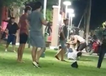 Por brutal pelea entre jóvenes hay un detenido y un internado (videos)