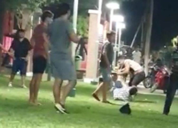 Por brutal pelea entre jóvenes hay un detenido y un internado (videos)
