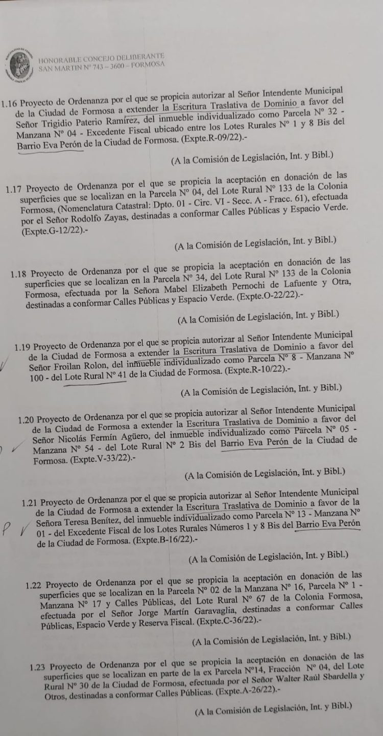 Concejal Piñeiro satisfecho con entrega de título de propiedad a vecinos de la ciudad