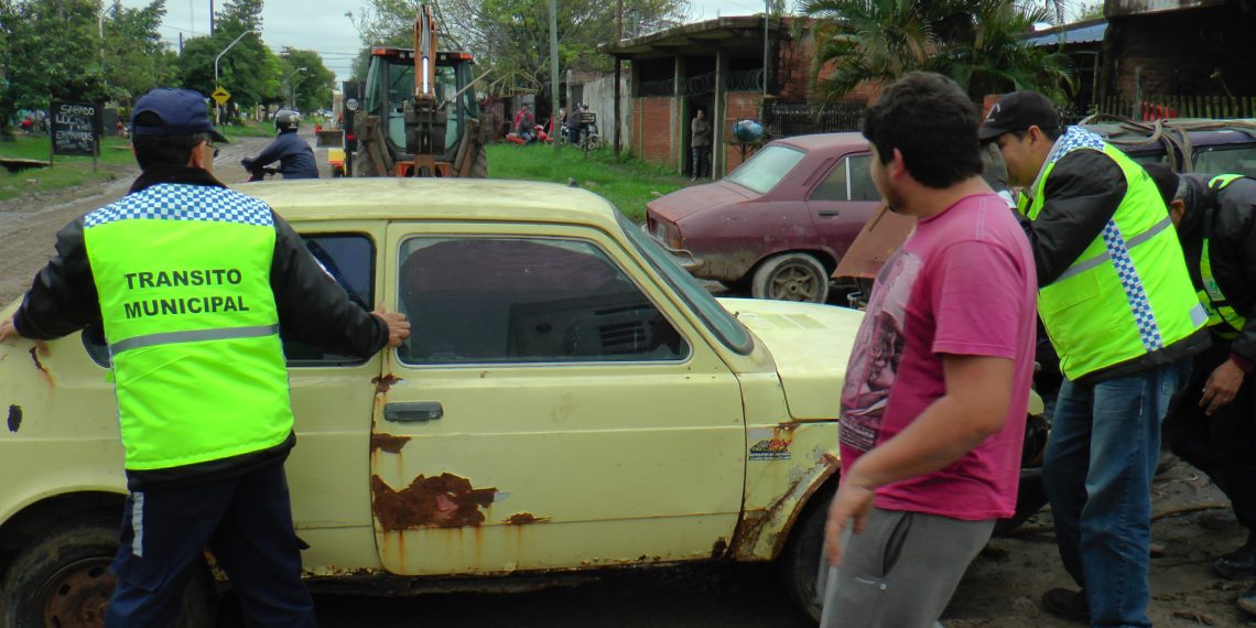 Retiran de la vía pública vehículos abandonados