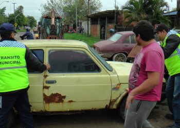 Retiran de la vía pública vehículos abandonados
