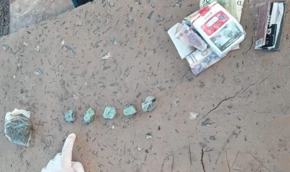 Le encontraron droga y al intentar huir casi se ahoga en una represa
