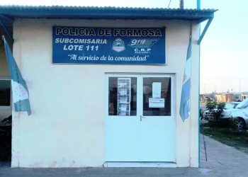 Una mujer y dos adolescentes se tiraban escombros y uno hirió a un policía