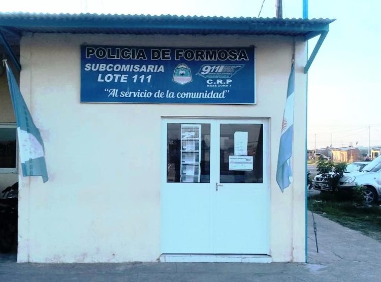 Una mujer y dos adolescentes se tiraban escombros y uno hirió a un policía