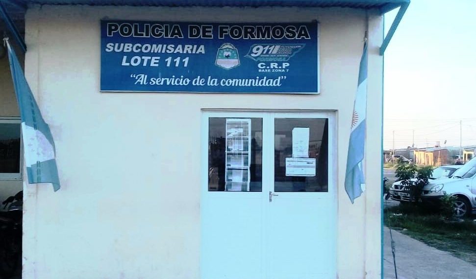 Una mujer y dos adolescentes se tiraban escombros y uno hirió a un policía