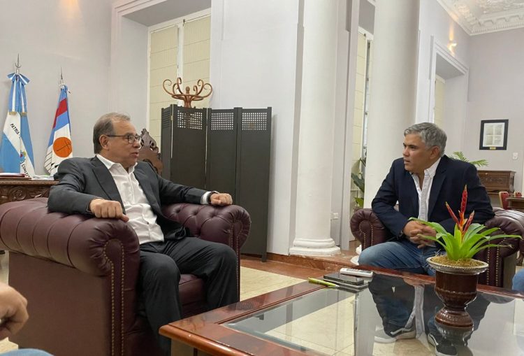 «Mono» Montoya, en modo candidato a intendente, escuchando experiencias «ligadas al transporte» en municipalidades de la región