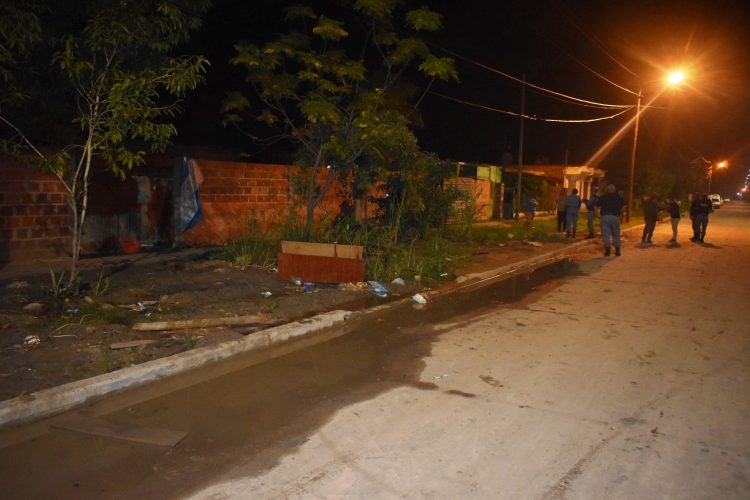 Riña entre vecinos terminó con uno de ellos apuñalado y peleando por su vida en el hospital