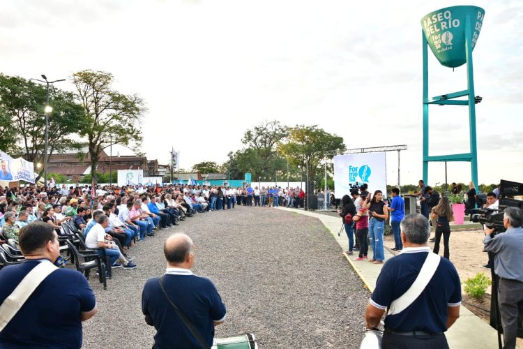 Jofré inauguró el Paseo del Río y el lugar atrajo a cientos de visitantes