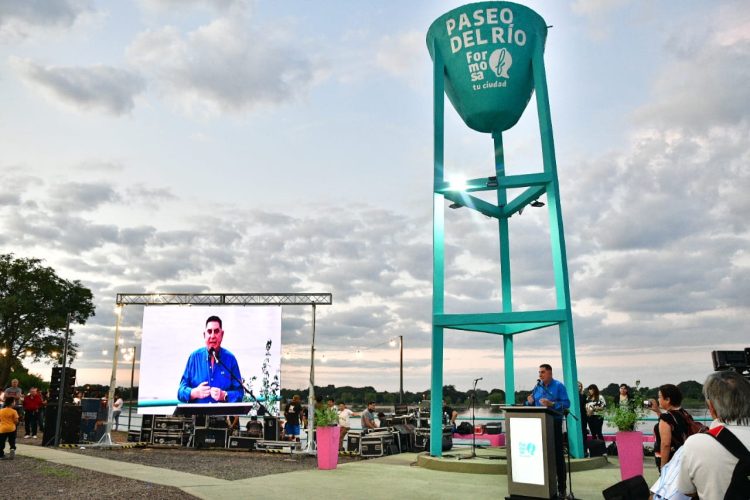 Jofré inauguró el Paseo del Río y el lugar atrajo a cientos de visitantes