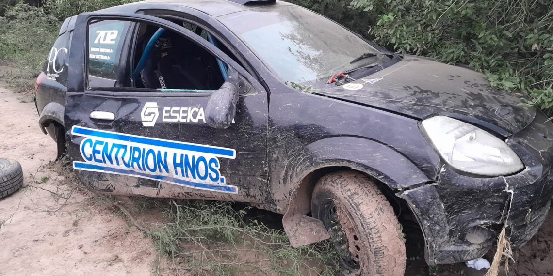 Un auto de rally salió de pista y embistió a un policía que terminó con la pierna rota