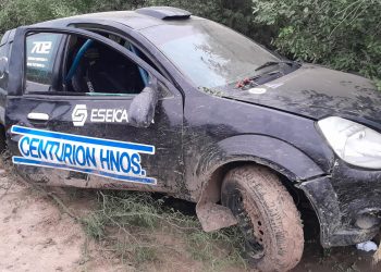 Un auto de rally salió de pista y embistió a un policía que terminó con la pierna rota
