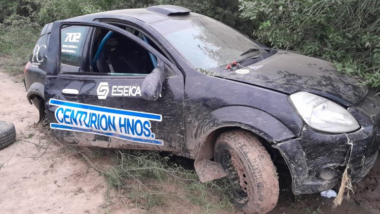 Un auto de rally salió de pista y embistió a un policía que terminó con la pierna rota