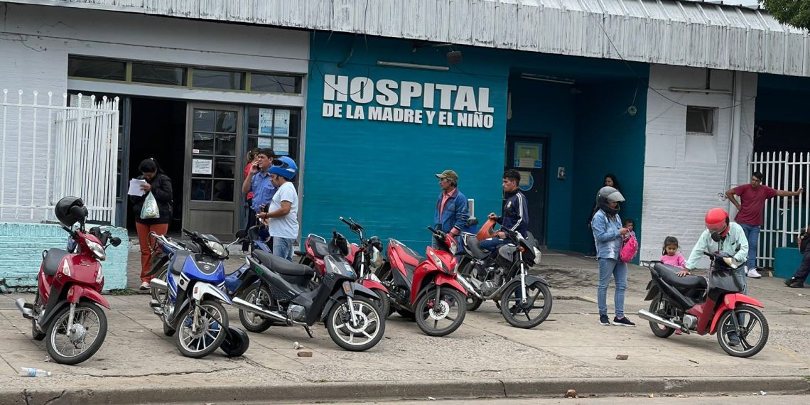 «El chico se le soltó a la madre y se metió debajo de la rueda trasera de la camioneta»