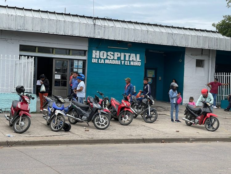 «El chico se le soltó a la madre y se metió debajo de la rueda trasera de la camioneta»