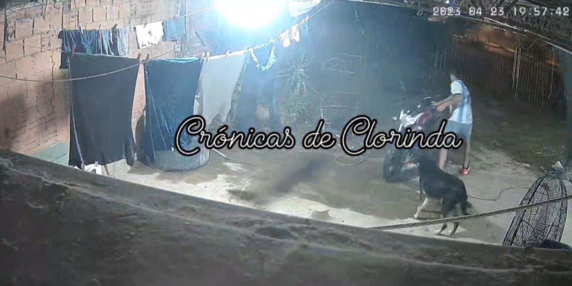 Lo agarraron con las manos en la moto (video)