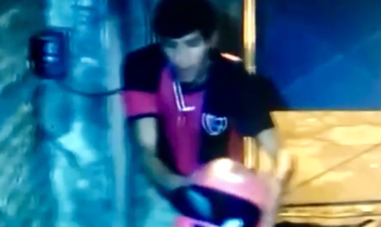 Trepó una muralla y robó un casco: quedó filmado