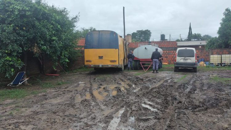 Tres vehículos de gran porte embistieron control policial y casi se llevan por delante a varios policías