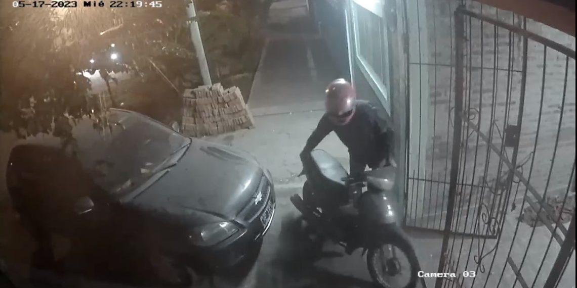 Le robó su moto, persiguió al ladrón, lo alcanzó y la recuperó