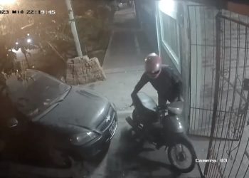 Le robó su moto, persiguió al ladrón, lo alcanzó y la recuperó