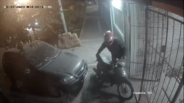 Le robó su moto, persiguió al ladrón, lo alcanzó y la recuperó