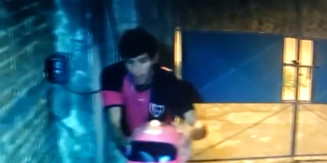 Trepó una muralla y robó un casco: quedó filmado