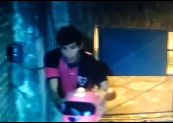 Trepó una muralla y robó un casco: quedó filmado