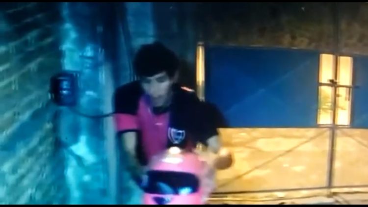 Trepó una muralla y robó un casco: quedó filmado