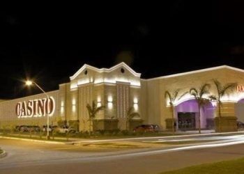 A los tiros frente al casino: lo expulsaron por ebrio, sacó su arma y comenzó a disparar