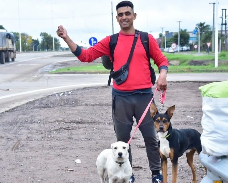 El amor por sus mascotas lo llevó a hacer dedo desde Misiones a Formosa