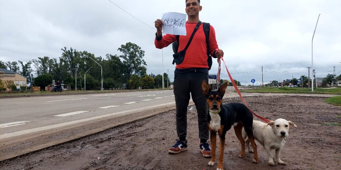 El amor por sus mascotas lo llevó a hacer dedo desde Misiones a Formosa