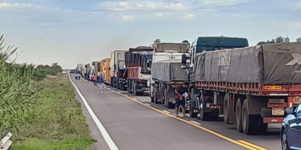 Juez provincial jubilado, hablando con manifestantes, levantó un corte de ruta