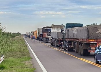 Juez provincial jubilado, hablando con manifestantes, levantó un corte de ruta