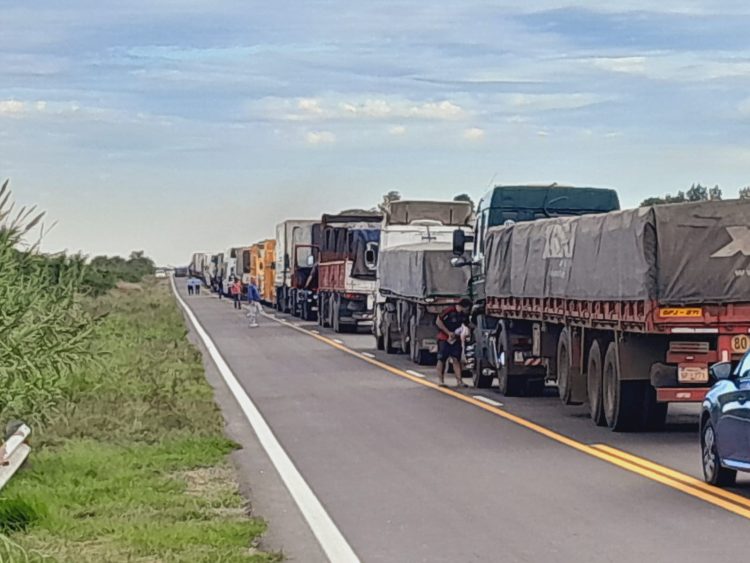 Juez provincial jubilado, hablando con manifestantes, levantó un corte de ruta