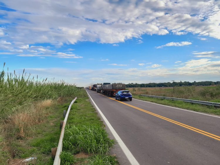 Juez provincial jubilado, hablando con manifestantes, levantó un corte de ruta