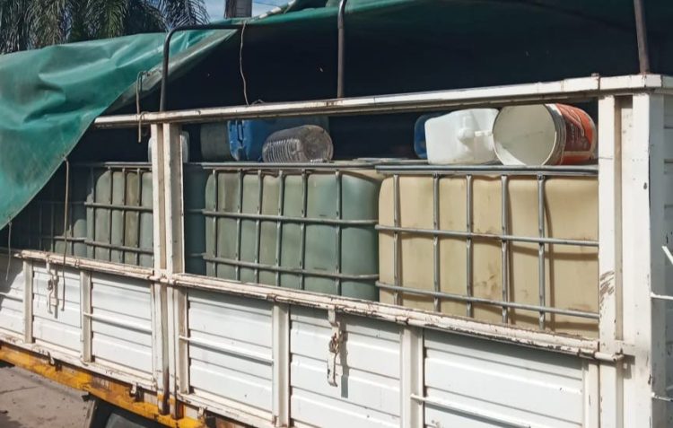 Otro camión lleno de bidones con combustible fue secuestrado por la Policía