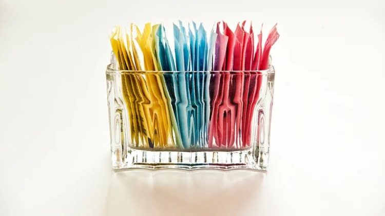 Qué es el aspartamo, el edulcorante que investiga la OMS por sus posibles efectos sobre la salud