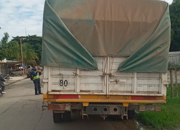 Otro camión lleno de bidones con combustible fue secuestrado por la Policía