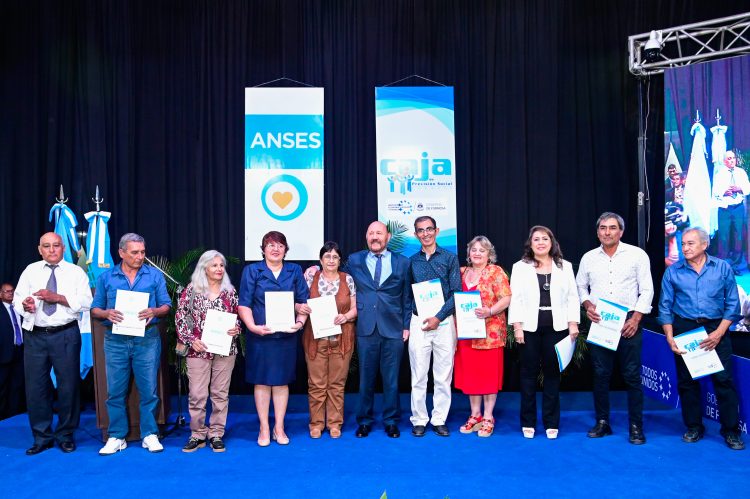 El Gobernador entregó más de 300 jubilaciones nacionales y provinciales