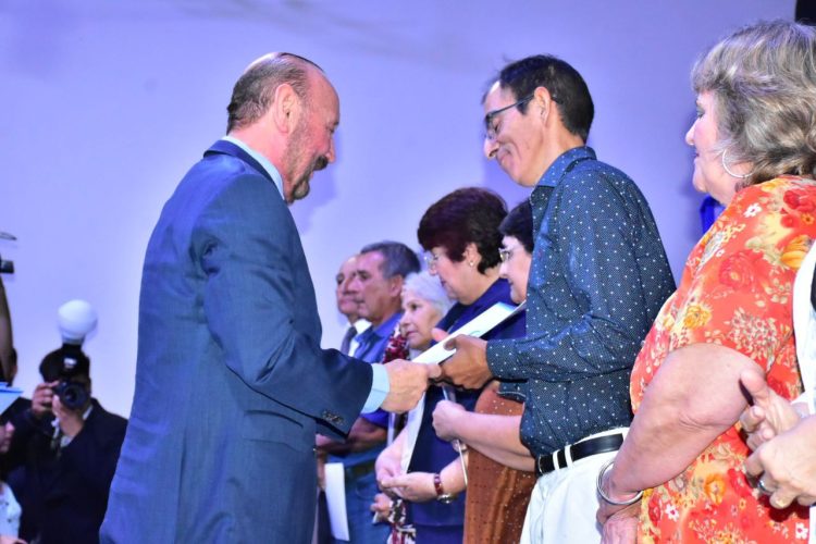 El Gobernador entregó más de 300 jubilaciones nacionales y provinciales